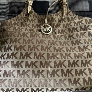 Large Michael Kors Putse! Gently used and light weight